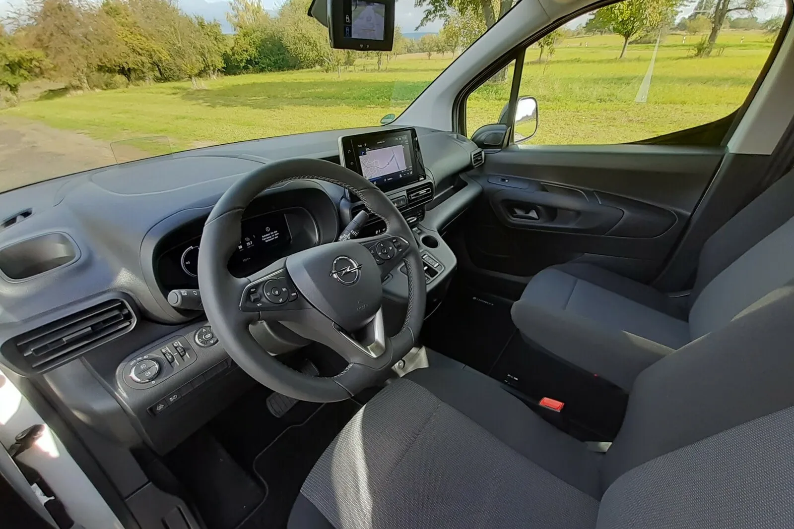 Im Cockpit macht nur den Peugeot sein eigenes Ding. Der hier gezeigte Opel …